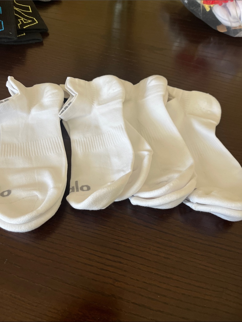 NWOT ALO Yoga unisex Low-Cut Athletic Socks in White (4-Pack)